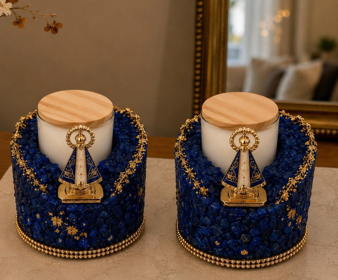 Vela oratória com detalhes dourados
